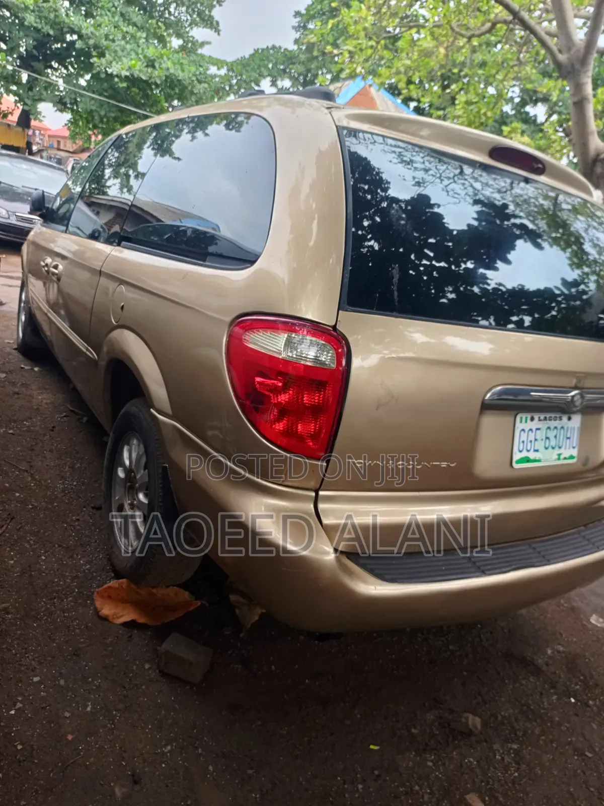 Chrysler Town & Country 2002 Gold