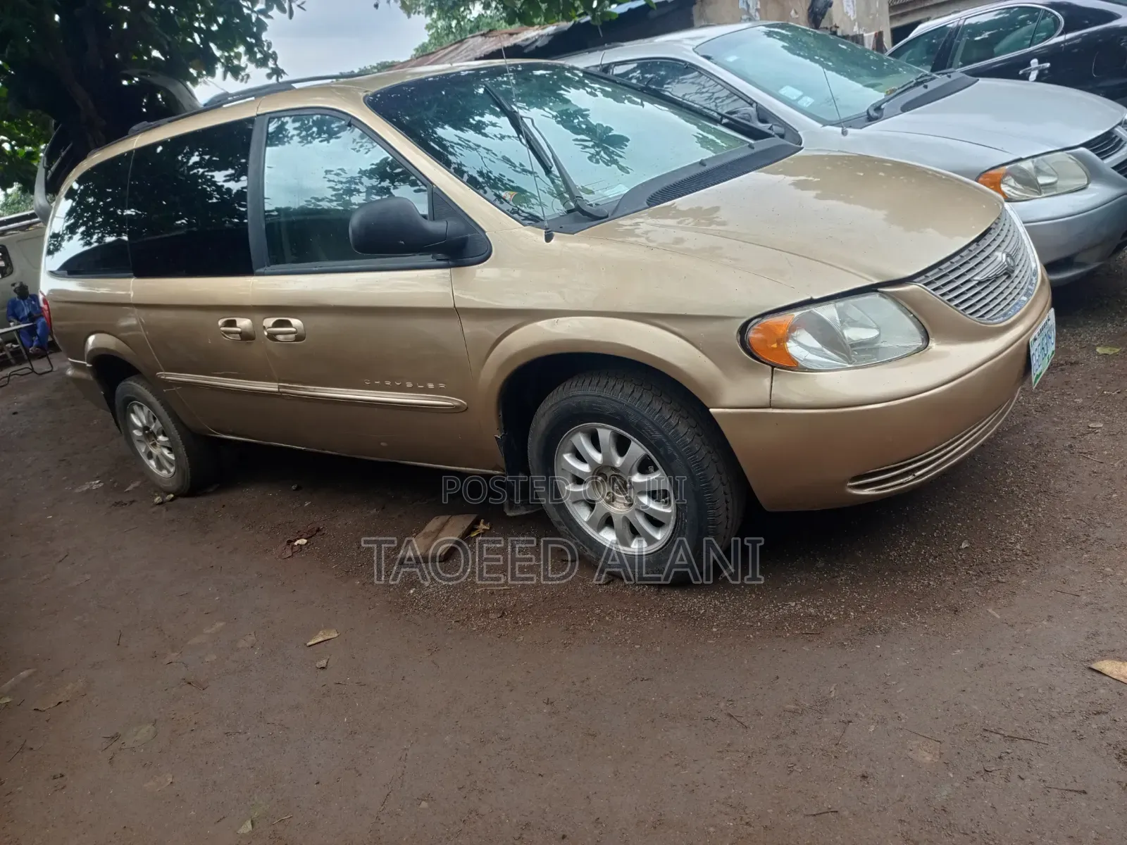Chrysler Town & Country 2002 Gold