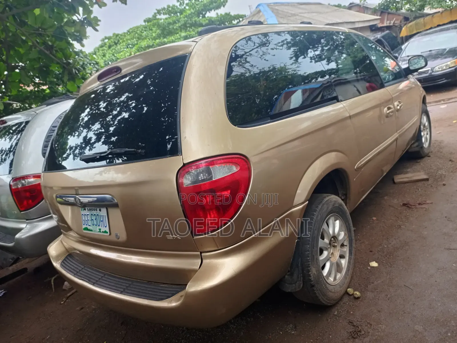 Chrysler Town & Country 2002 Gold