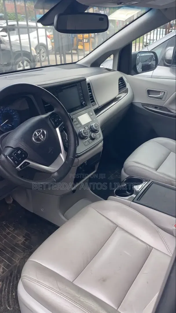Toyota Sienna 2018 Silver