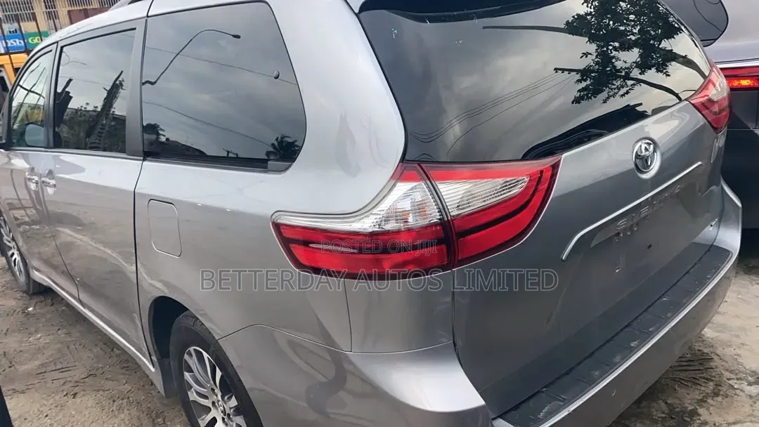 Toyota Sienna 2018 Silver