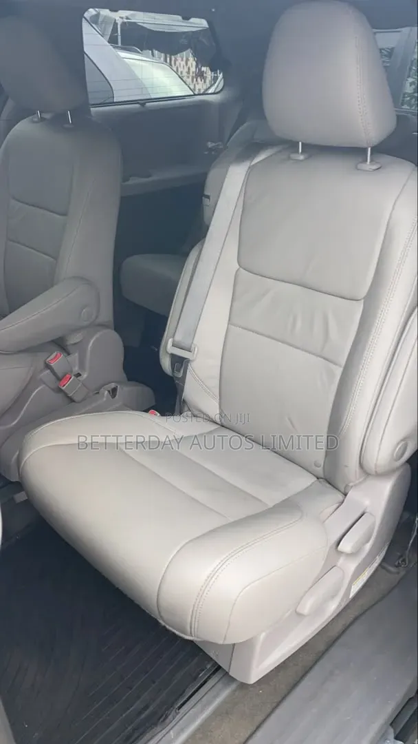 Toyota Sienna 2018 Silver