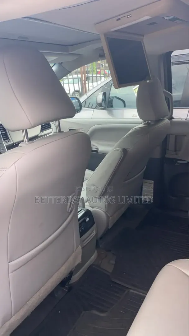 Toyota Sienna 2018 Silver