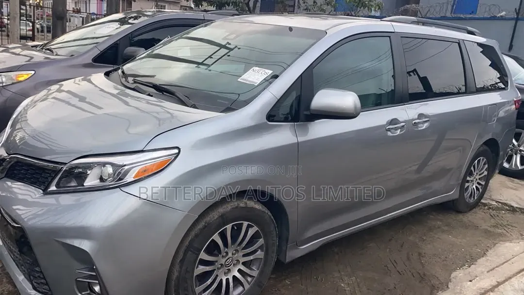 Toyota Sienna 2018 Silver