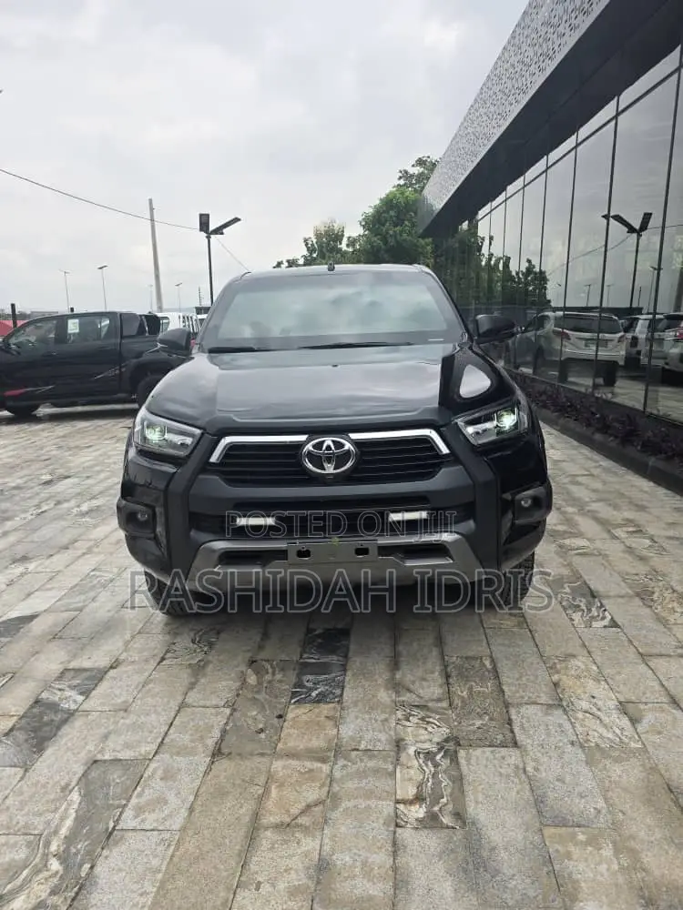 New Toyota Hilux 2025 Black