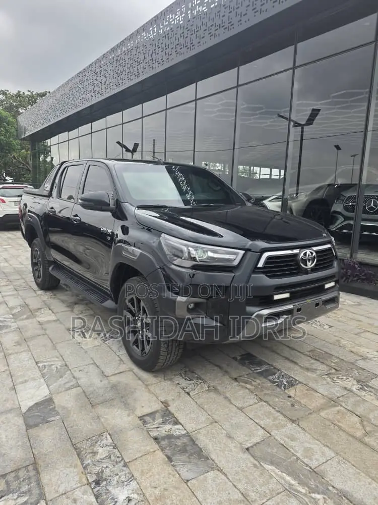 New Toyota Hilux 2025 Black