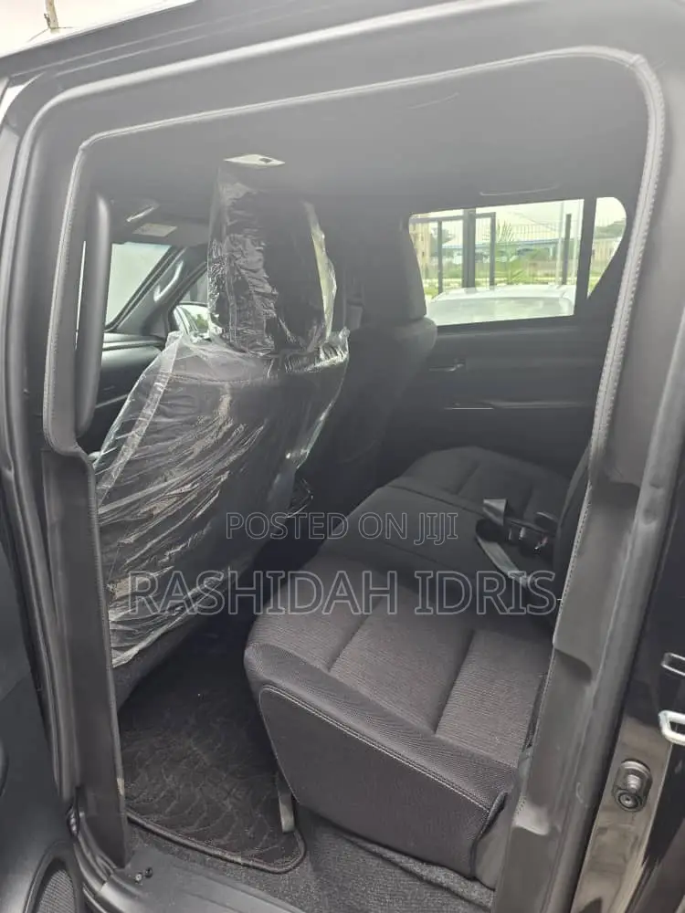 New Toyota Hilux 2025 Black