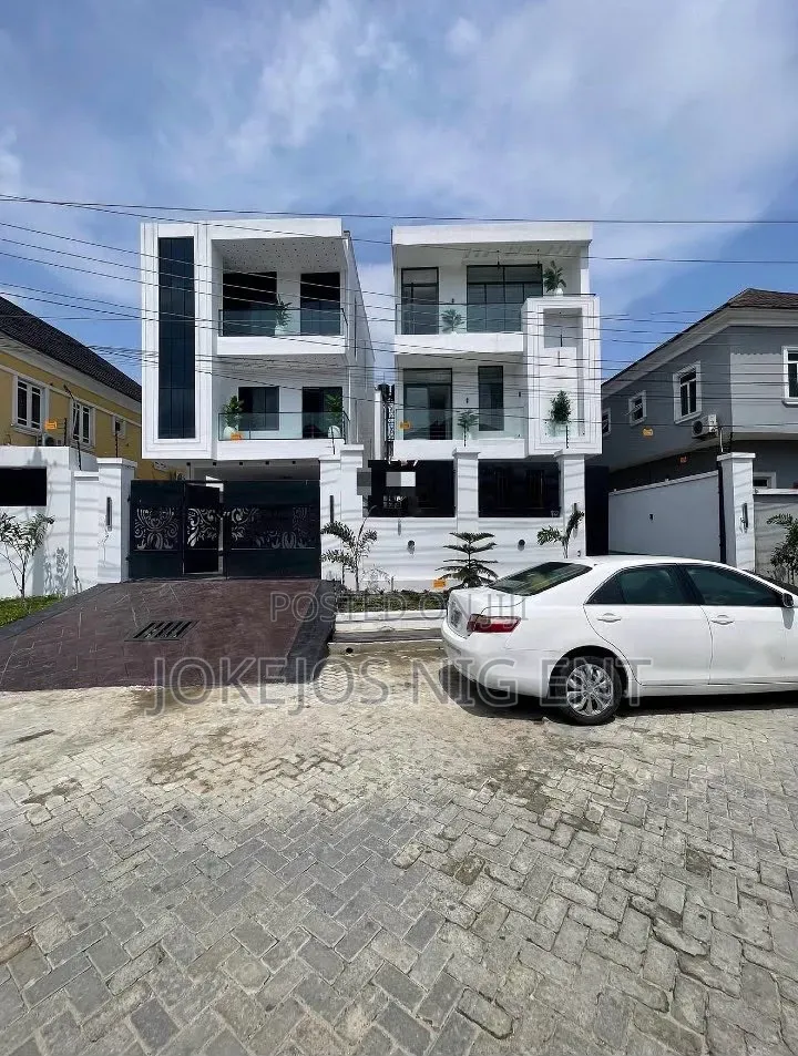 6bdrm Duplex in Chevron Drive for sale
