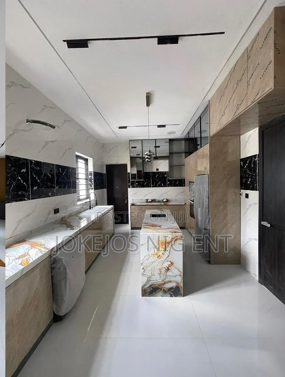 6bdrm Duplex in Chevron Drive for sale
