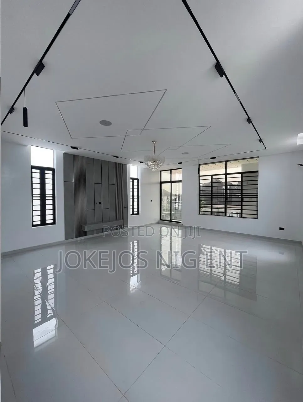 6bdrm Duplex in Chevron Drive for sale