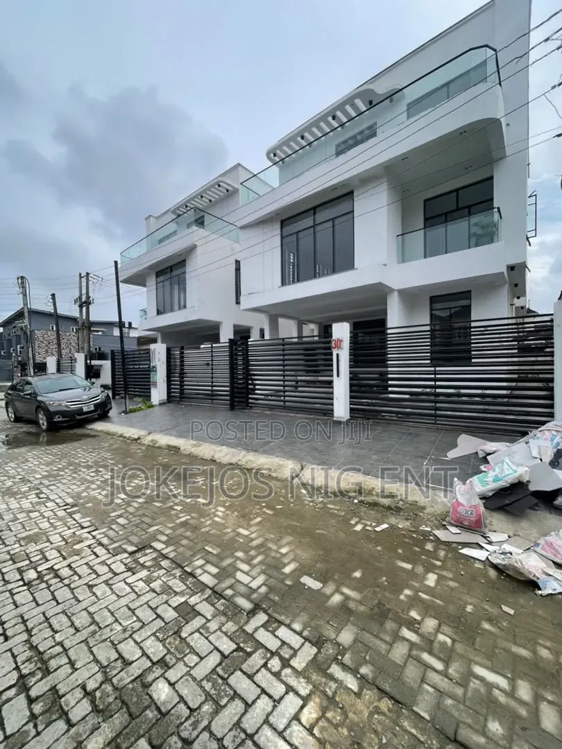 5bdrm Duplex in Chevron Drive for sale