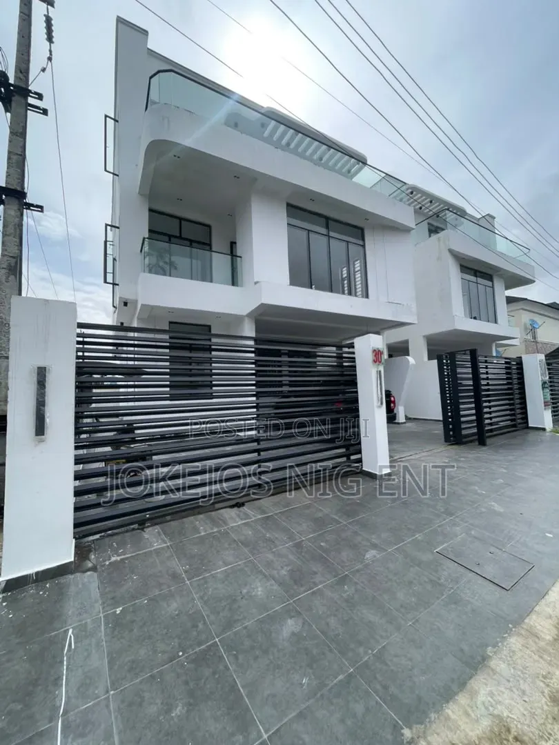 5bdrm Duplex in Chevron Drive for sale