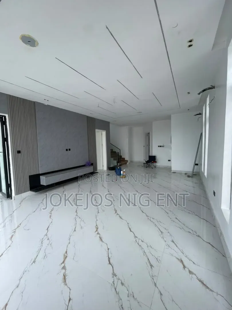 5bdrm Duplex in Chevron Drive for sale