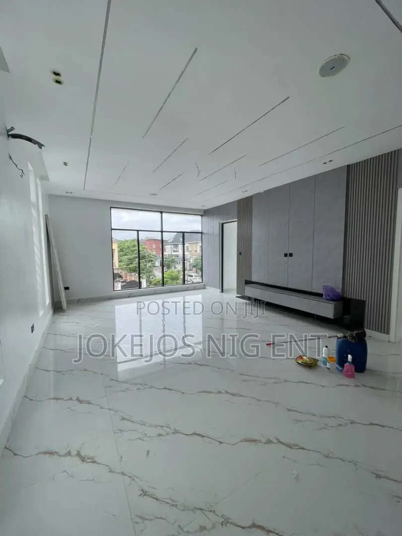 5bdrm Duplex in Chevron Drive for sale