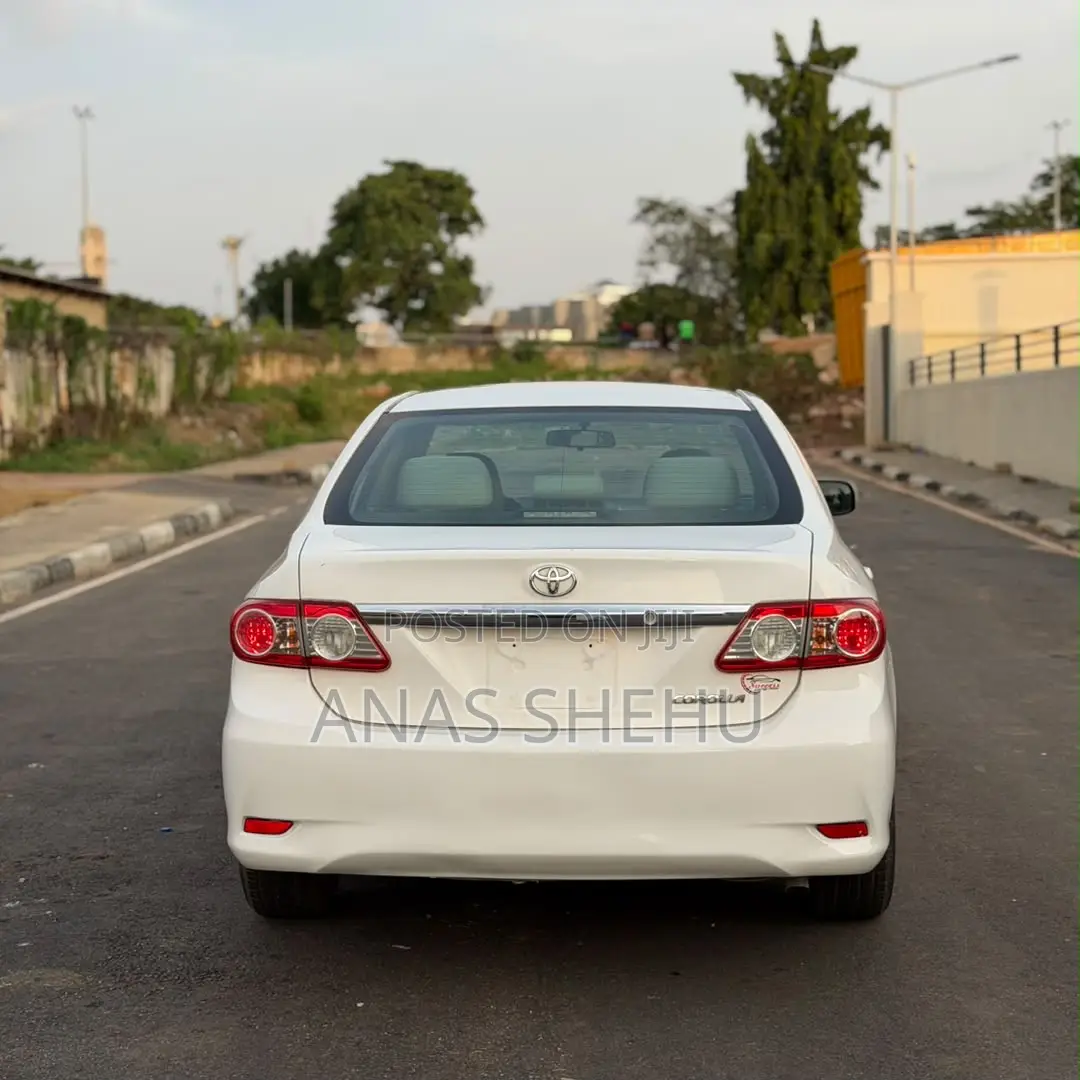Toyota Corolla LE 4dr Sedan (1.8L 4cyl 4A) 2013 White