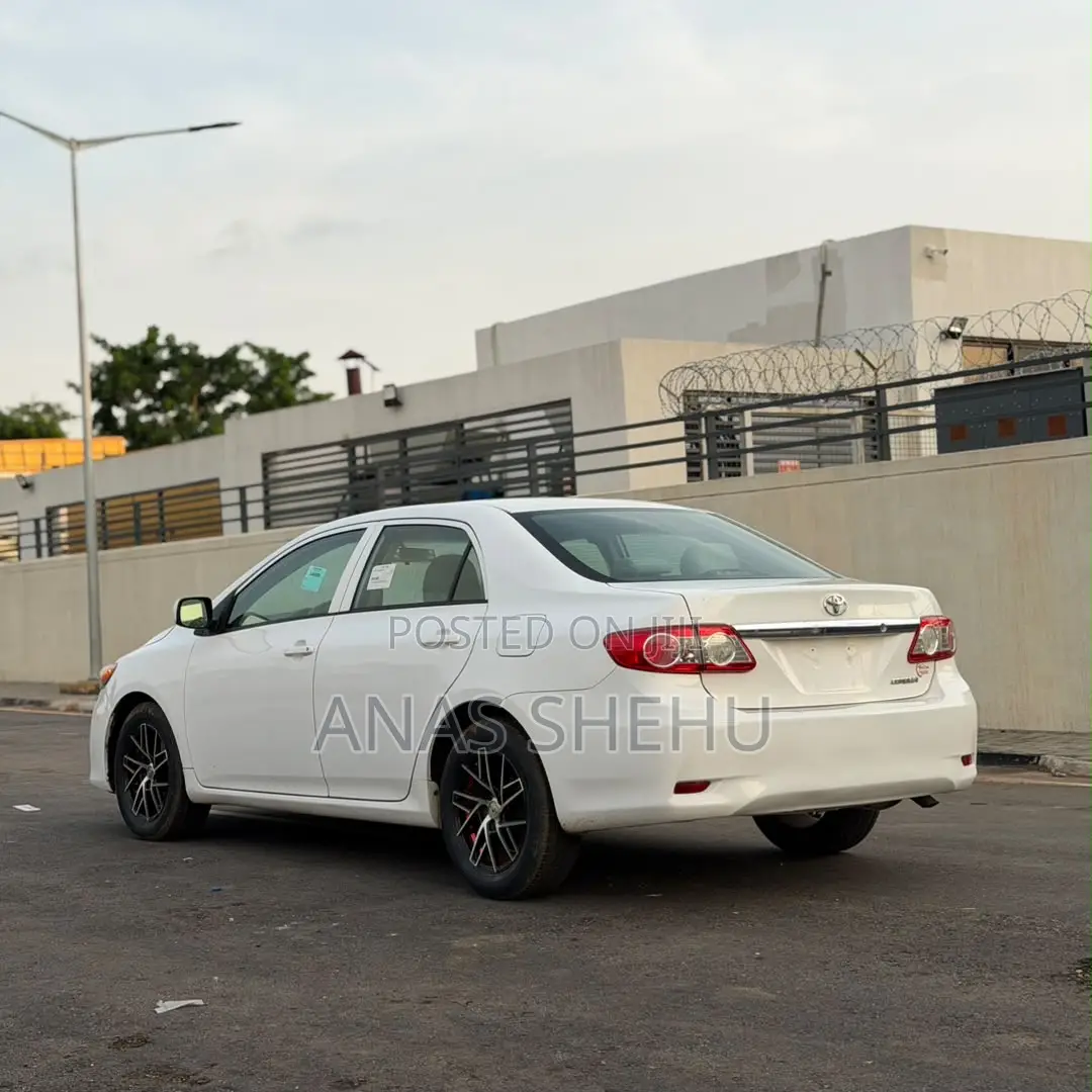 Toyota Corolla LE 4dr Sedan (1.8L 4cyl 4A) 2013 White