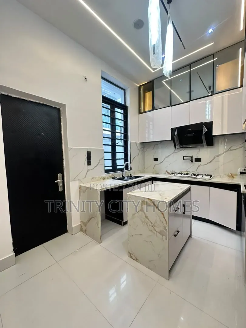 4bdrm Duplex in Ikota for sale