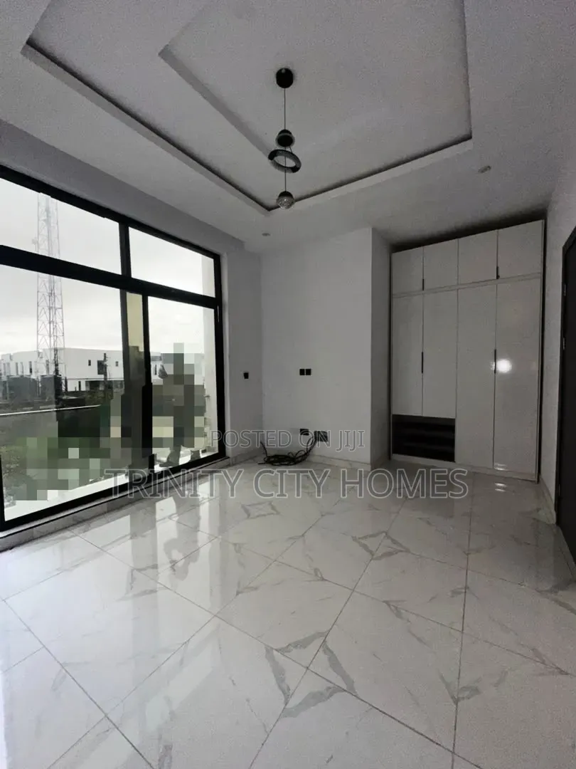 4bdrm Duplex in Ikota for sale
