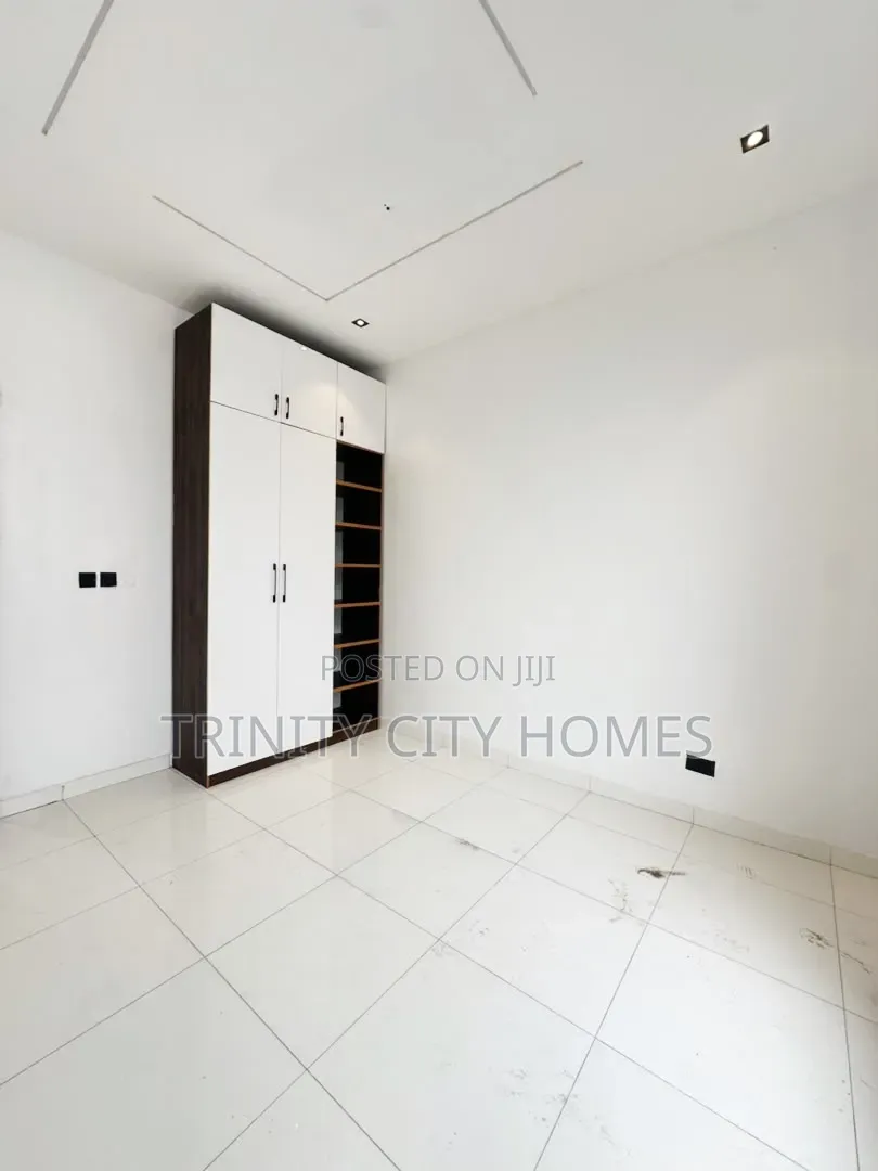 4bdrm Duplex in Ikota for sale