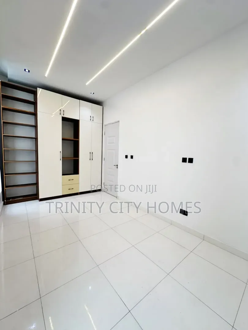 4bdrm Duplex in Ikota for sale