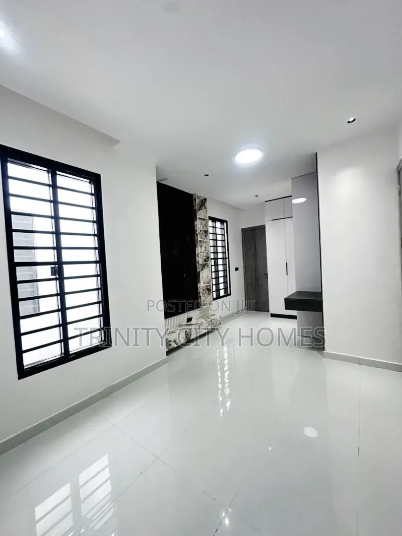 5bdrm Duplex in Ikota for sale