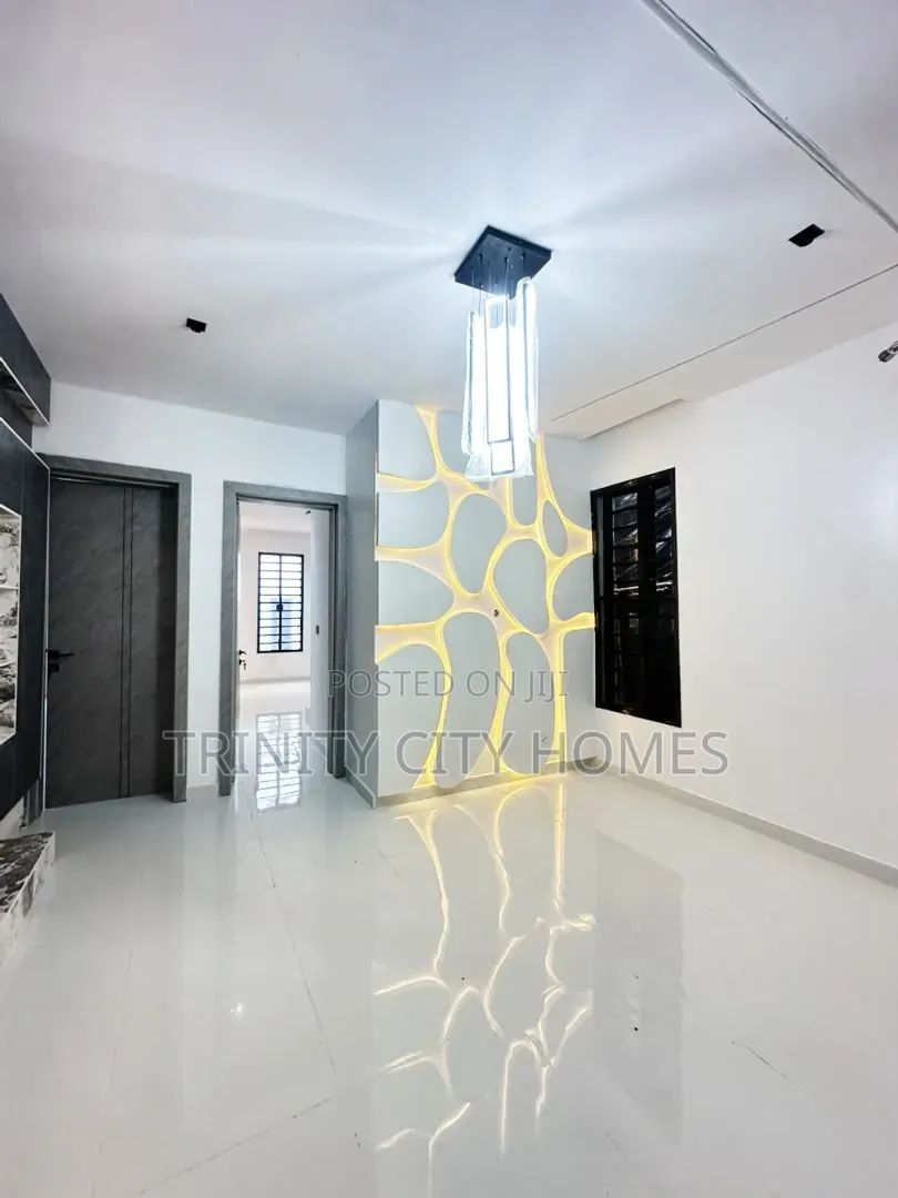 5bdrm Duplex in Ikota for sale