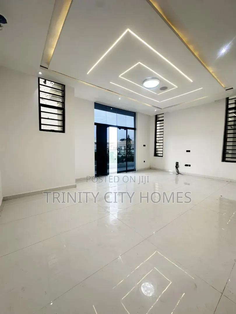 5bdrm Duplex in Ikota for sale