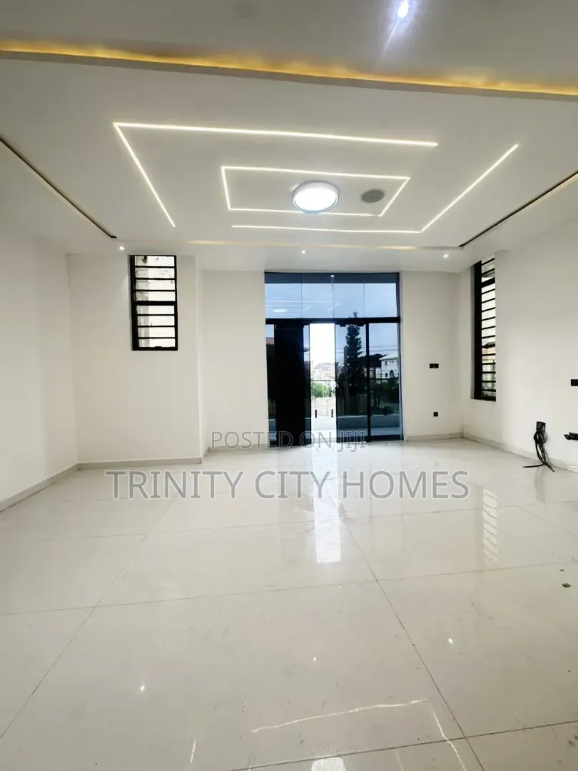 5bdrm Duplex in Ikota for sale