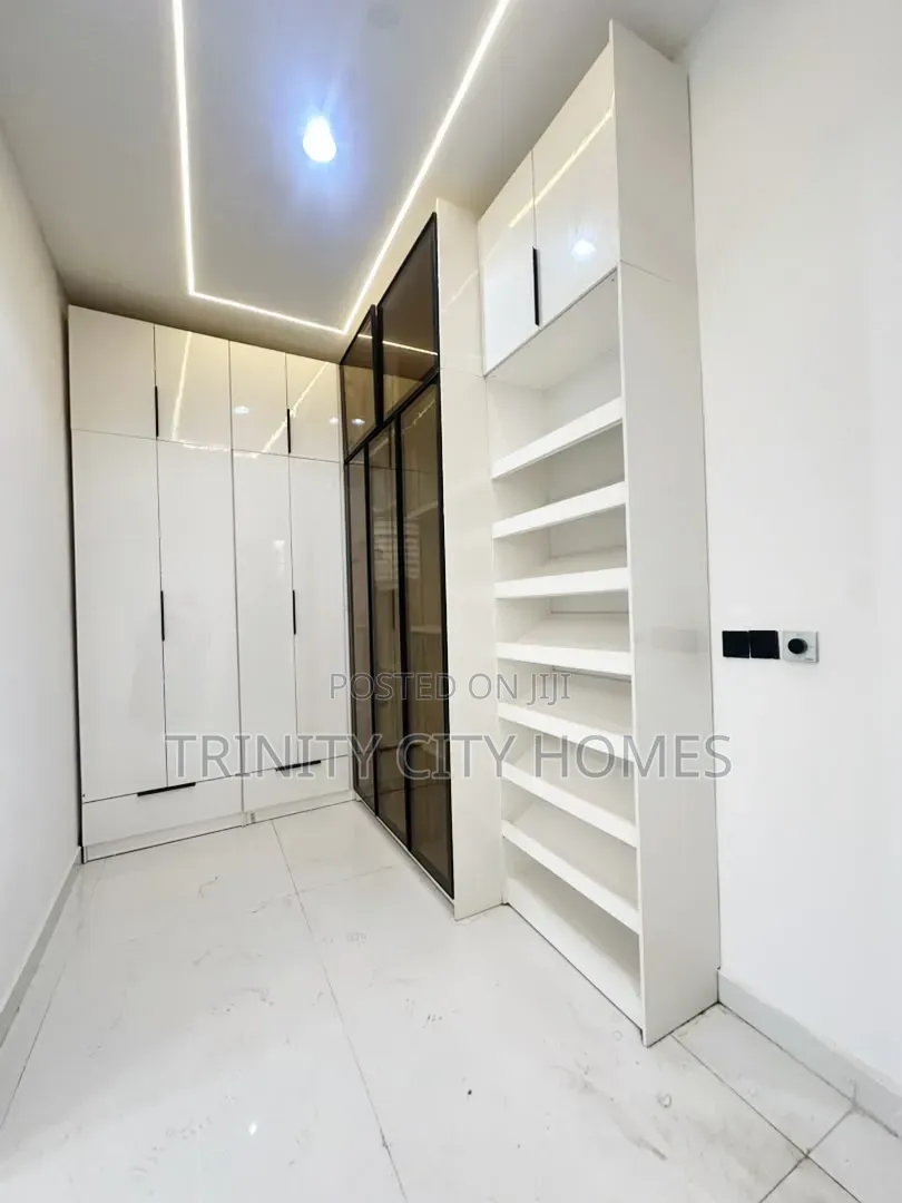 5bdrm Duplex in Ikota for sale