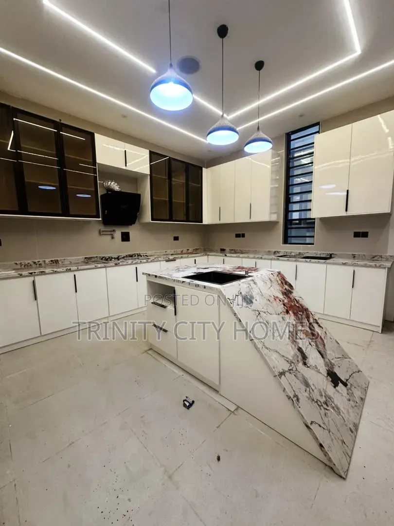 5bdrm Duplex in Ikota for sale