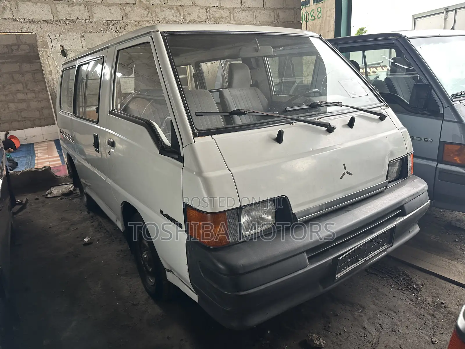 Mitsubishi L300 2005 White
