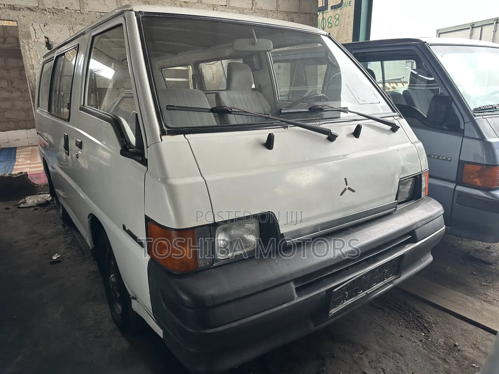 Mitsubishi L300 2005 White