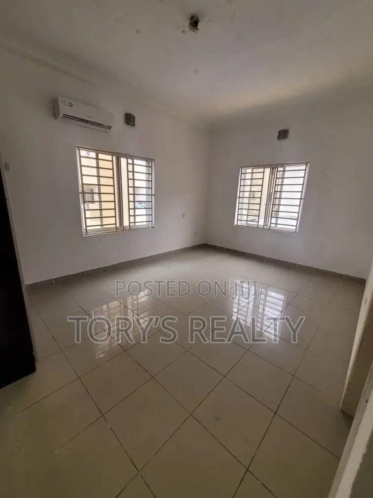 3bdrm Apartment in Lekki Phase 1 for rent