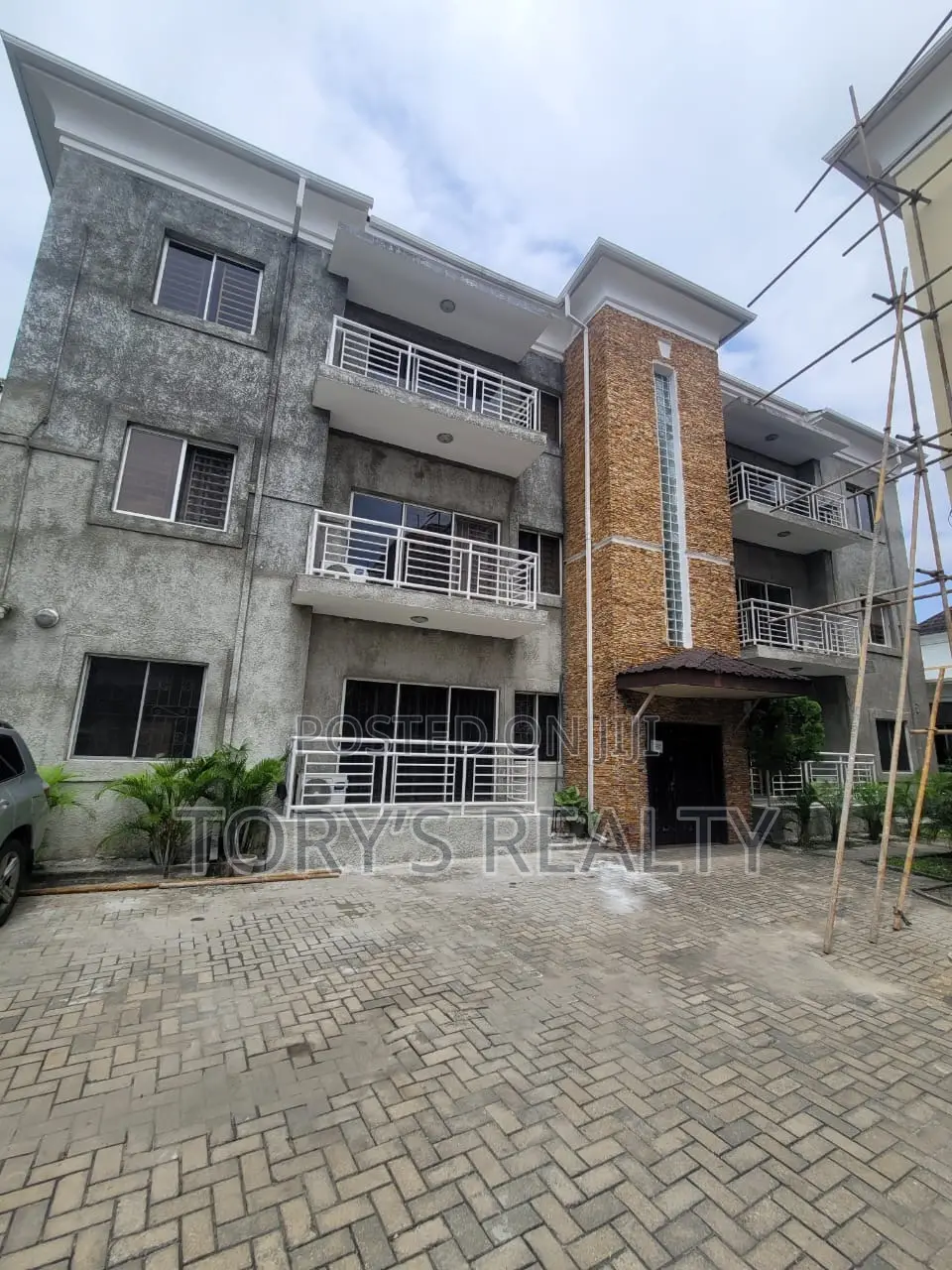 3bdrm Apartment in Lekki Phase 1 for rent