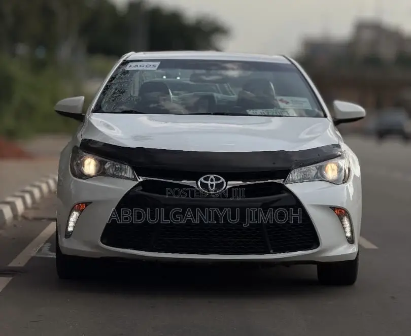 Toyota Camry SE 4dr Sedan (2.5L 4cyl 6A) 2015 White