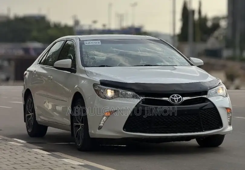 Toyota Camry SE 4dr Sedan (2.5L 4cyl 6A) 2015 White