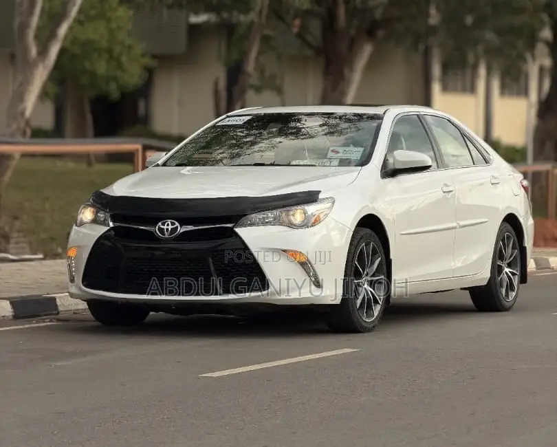 Toyota Camry SE 4dr Sedan (2.5L 4cyl 6A) 2015 White