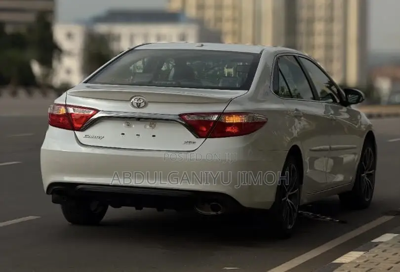 Toyota Camry SE 4dr Sedan (2.5L 4cyl 6A) 2015 White