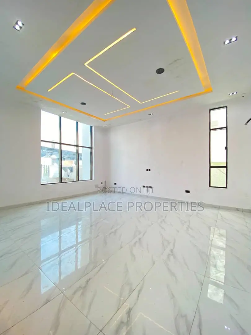 5bdrm Duplex in Chevron for sale