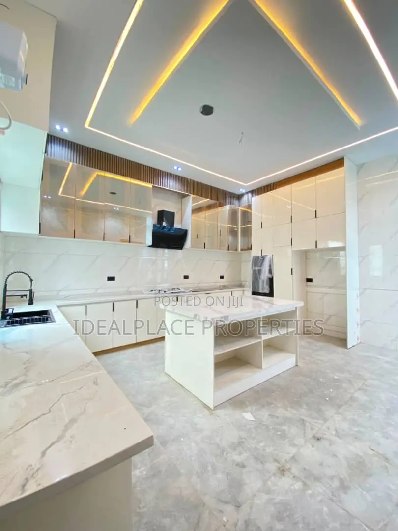 5bdrm Duplex in Chevron for sale