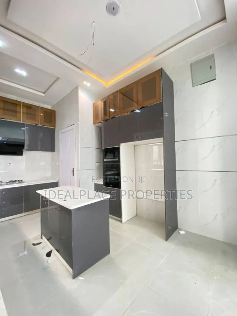 4bdrm Duplex in Chevron for sale
