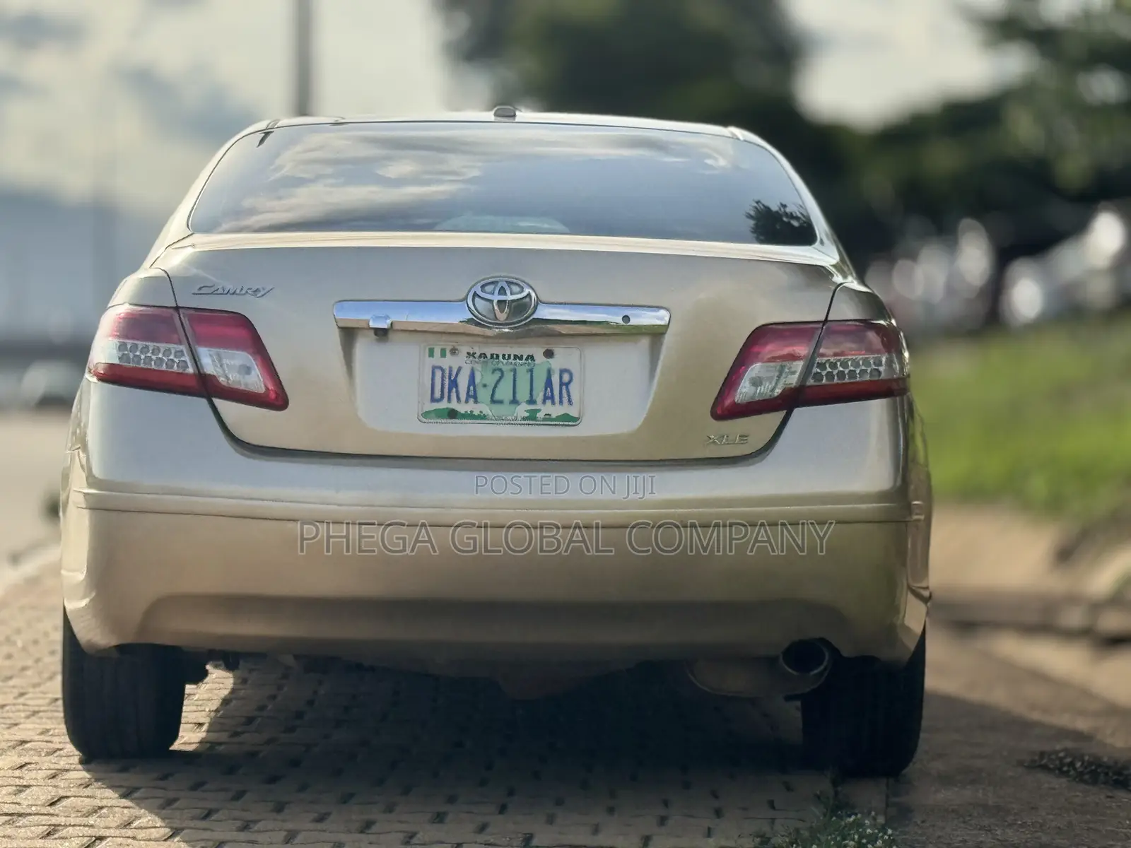 Toyota Camry XLE 4dr Sedan (2.5L 4cyl 6A) 2011 Gold