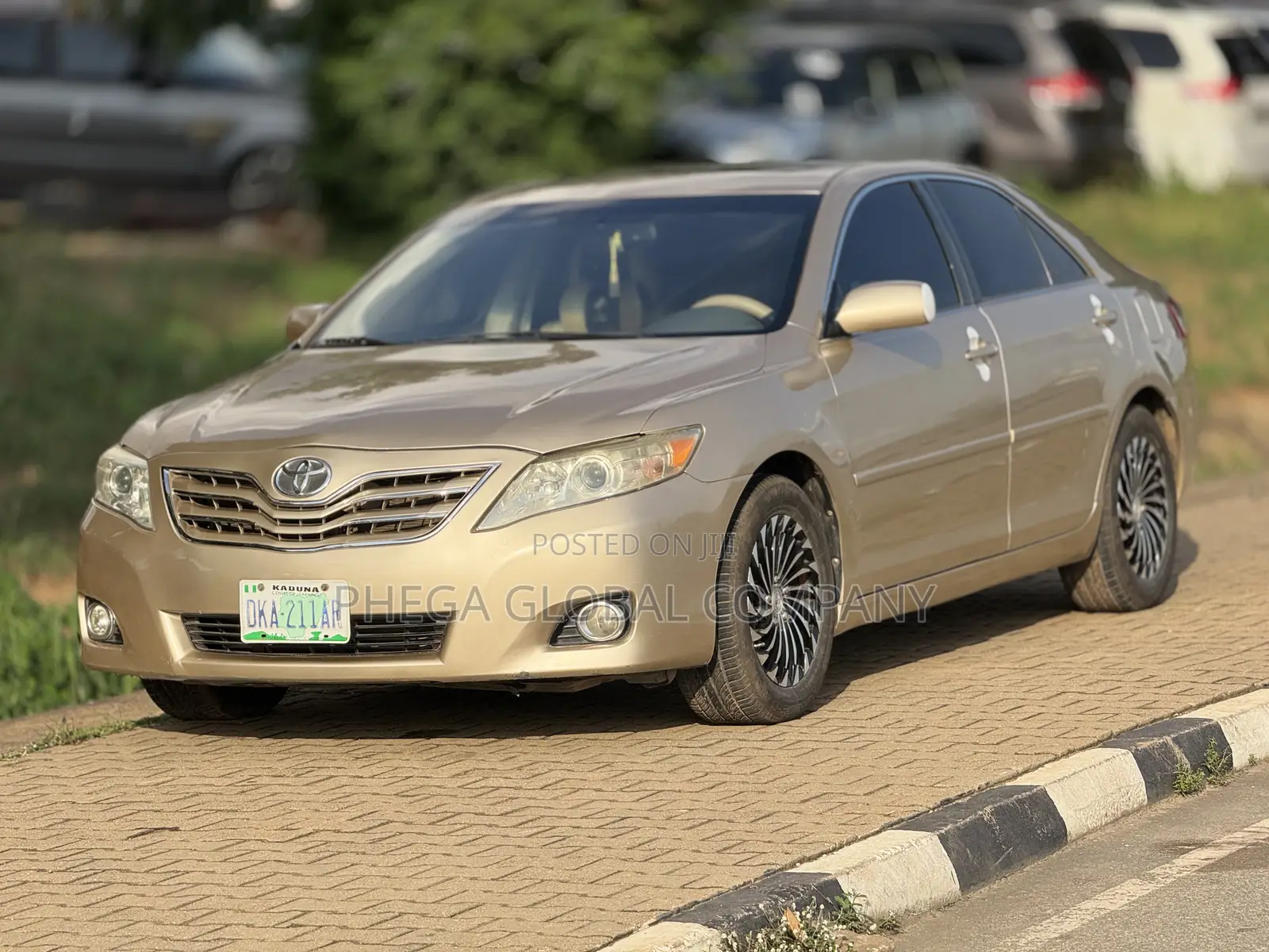 Toyota Camry XLE 4dr Sedan (2.5L 4cyl 6A) 2011 Gold