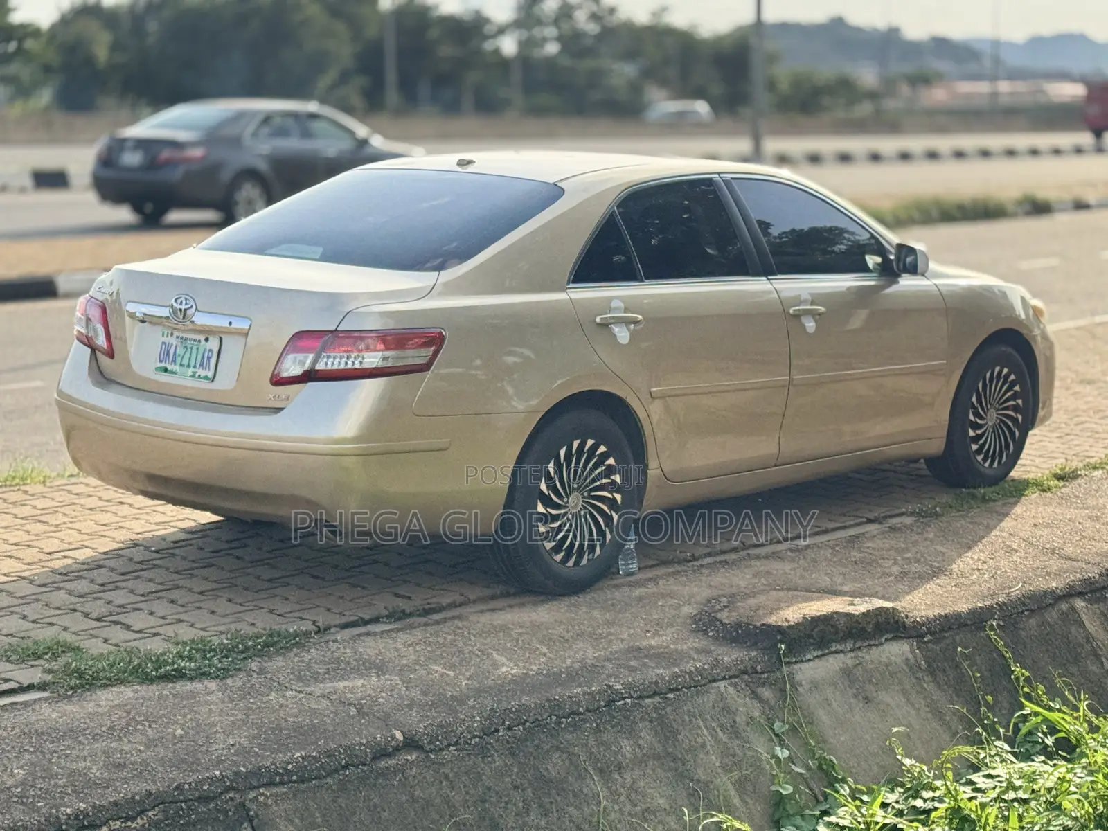 Toyota Camry XLE 4dr Sedan (2.5L 4cyl 6A) 2011 Gold