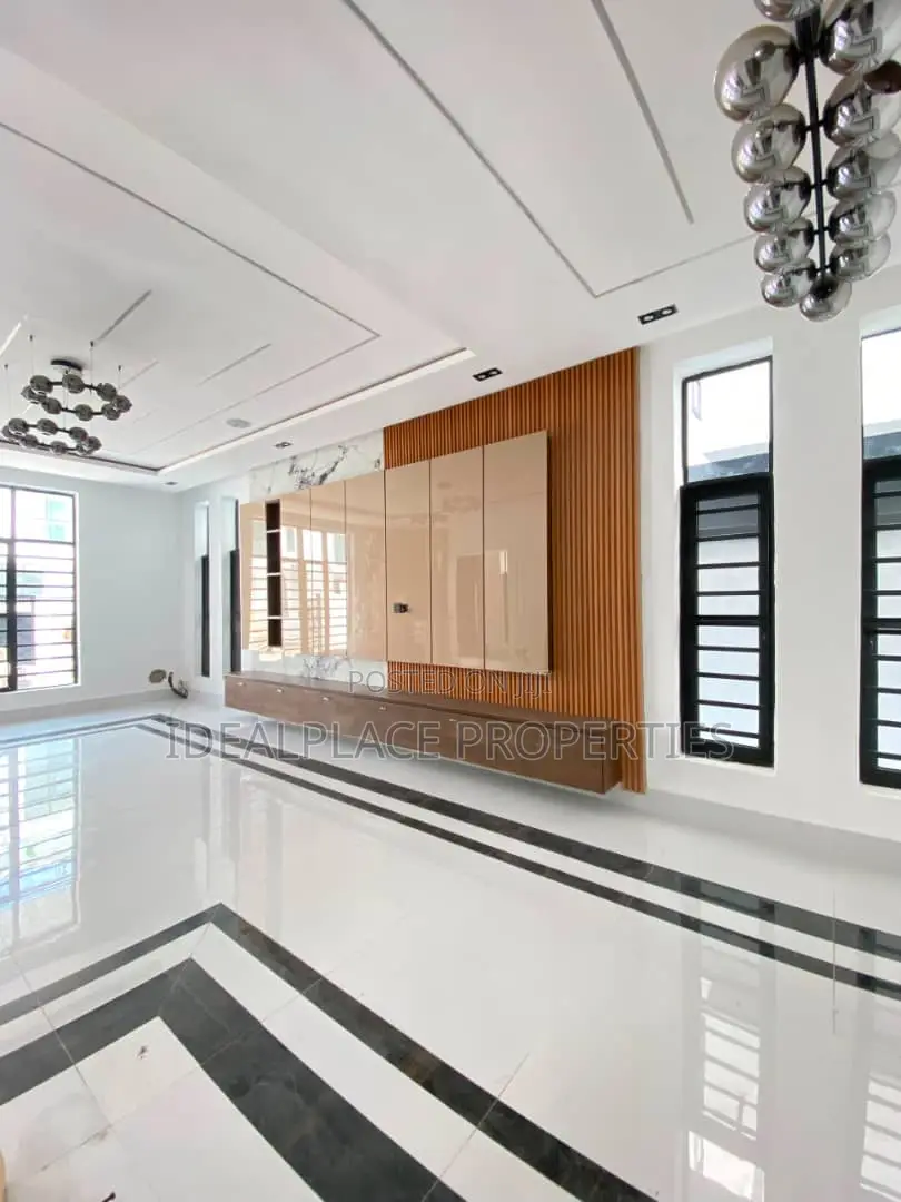 5bdrm Duplex in Chevron for sale