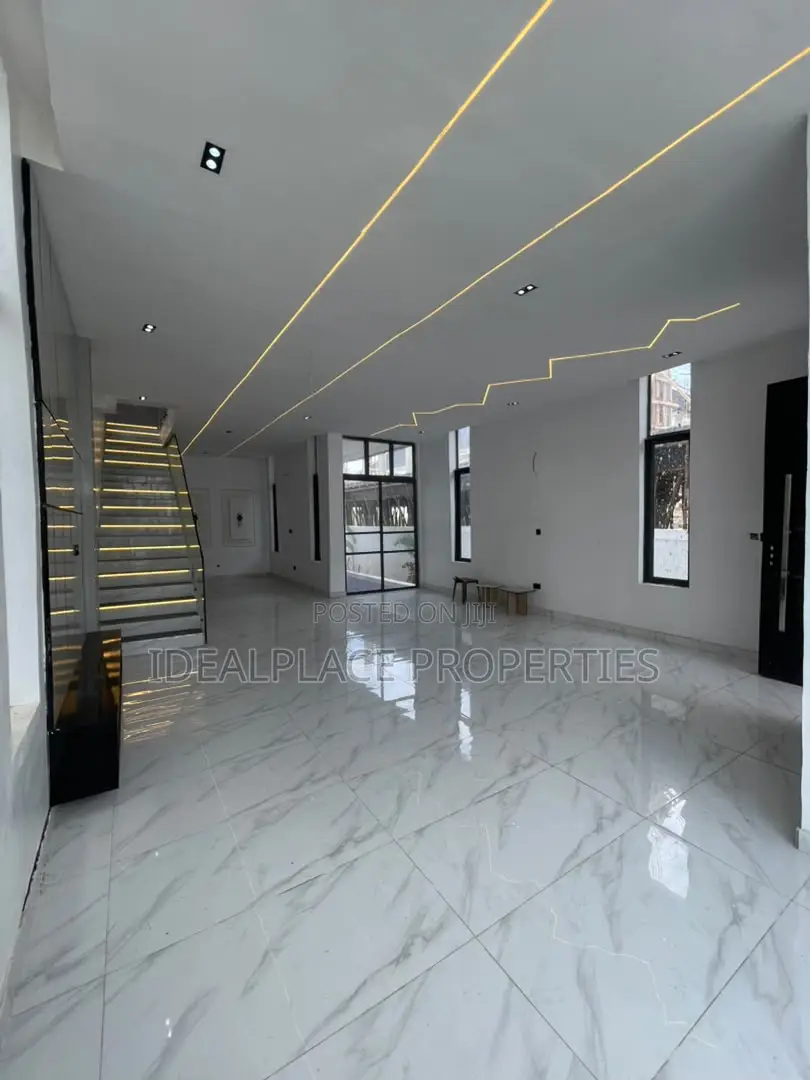 5bdrm Duplex in Chevron for sale