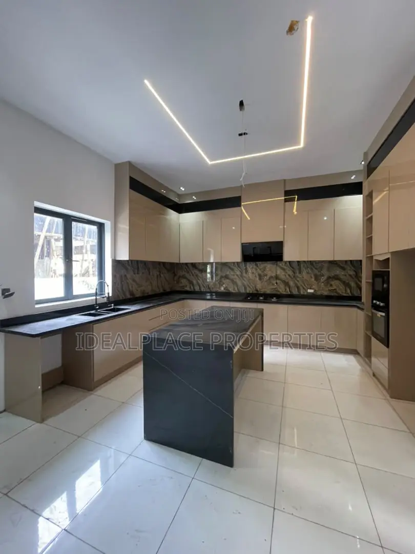 5bdrm Duplex in Chevron for sale