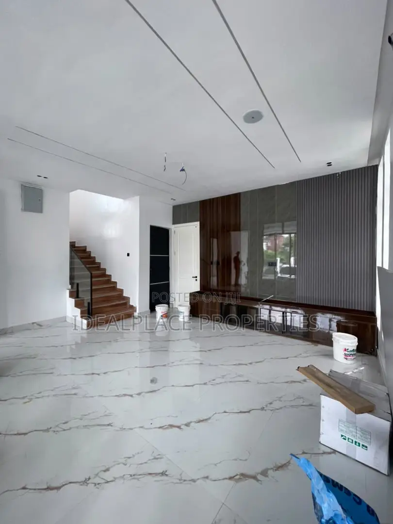 5bdrm Duplex in Chevron for sale
