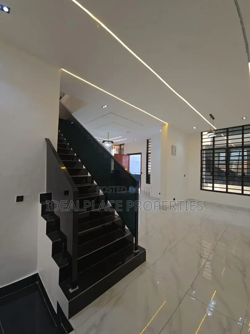 4bdrm Duplex in Chevron for sale