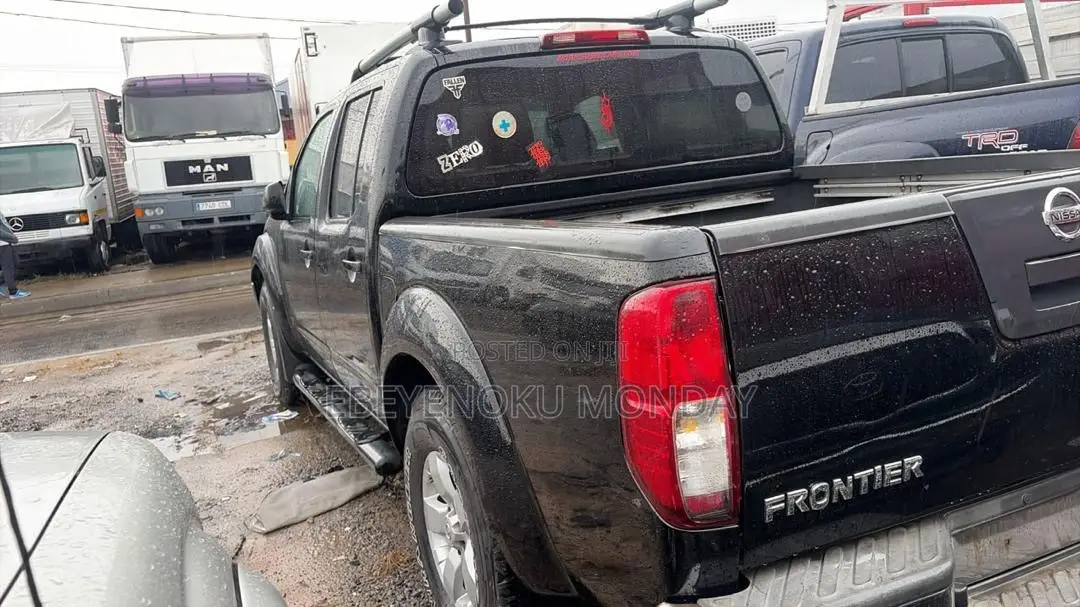 Nissan Frontier Crew Cab LE 4x4 2011 Black